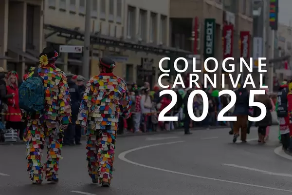 Zwei Karnevalsbesucher in bunten Clownkostümen beim Rosenmontagszug, neben dem Bildtitel "Cologne Carnival 20205" - Kölner Karneval 2025"