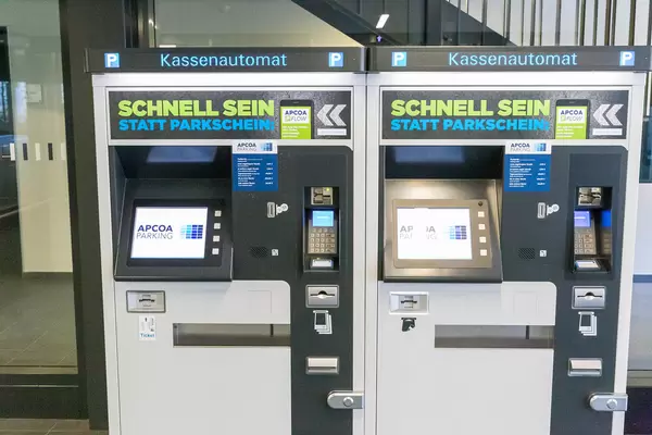 Zwei Kassenautomaten von Apcoa am Flughafen BER Parkhaus: "Schnell sein statt Parkschein"