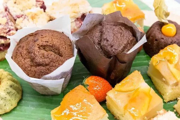 Zwei kleine Schokoladentörtchen neben Früchten und Obstkuchen wird als Nachtisch serviert beim Barcamp OMWest19 von AXA in Köln