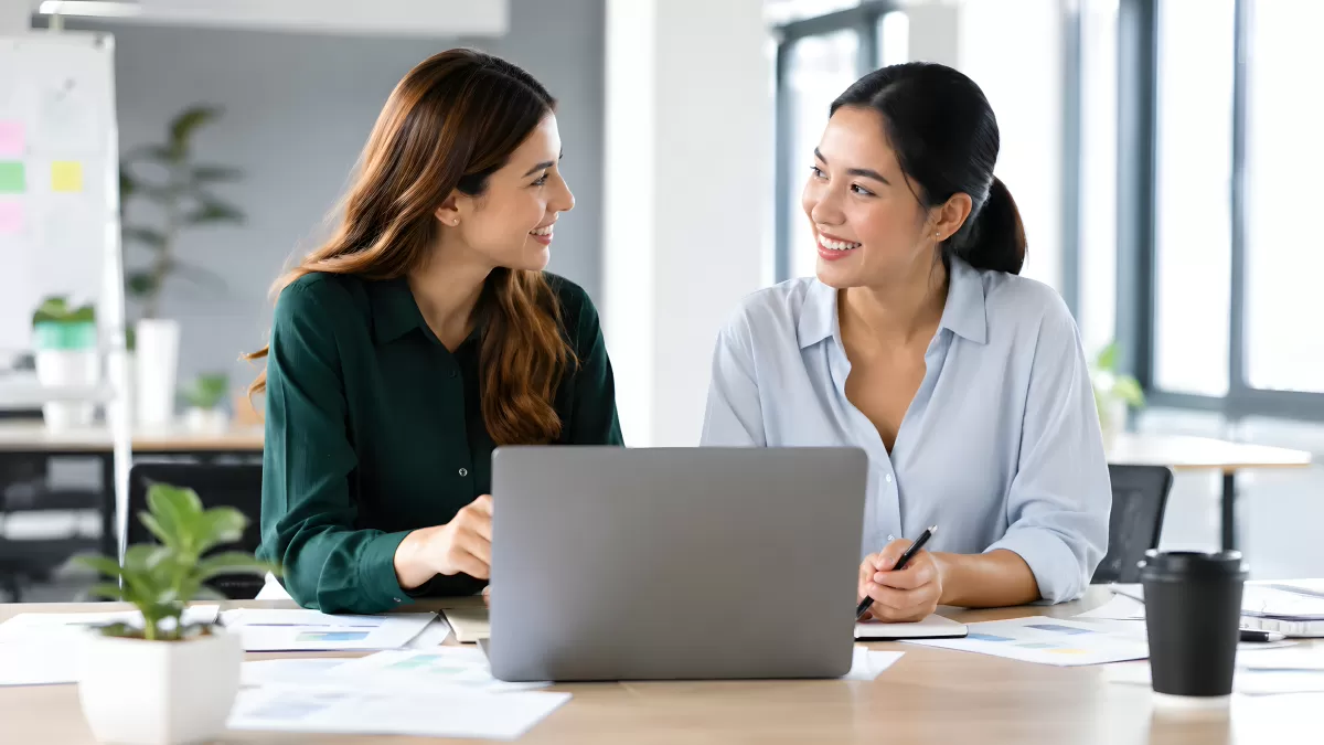 Zwei Kolleginnen arbeiten gemeinsam am Laptop