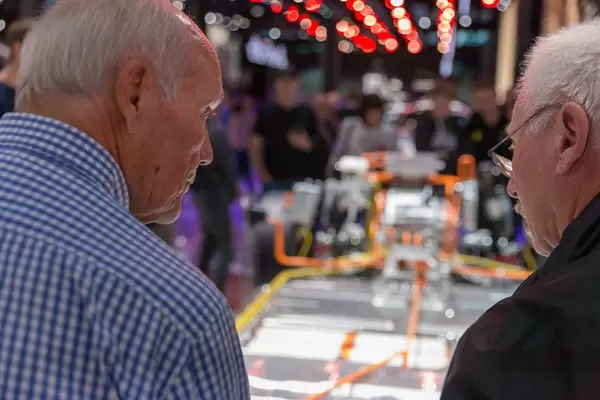 Zwei Männer betrachten den e-tron Antriebsstrang für vollelektrischer Audi-SUVs