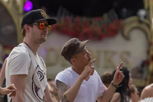 Zwei Männer in Baseballmützen genießen Tomorrowland am ersten Tag des Festivals