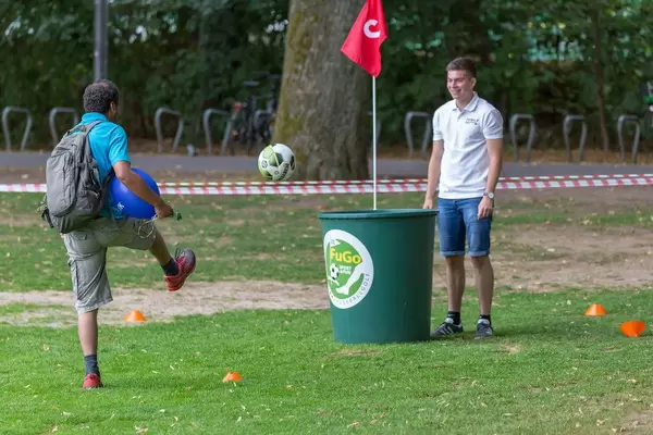 Zwei Männer spielen Fussballgolf