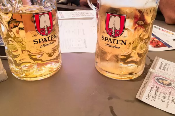 Zwei Maß im Schottenhammel