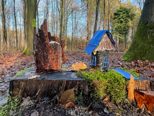 Zwei Metallbehälter zu einem Spielzeughaus und einem Schloss umgestaltet. Friedenswald in Köln