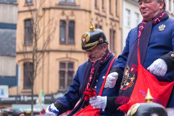 Zwei Mitglieder der Kölsche Funkentöter v. 1932, Traditionskorp der Berufsfeuerwehr Köln