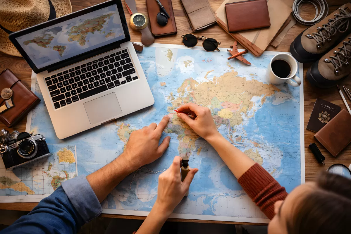 Zwei Personen planen gemeinsam eine Weltreise
