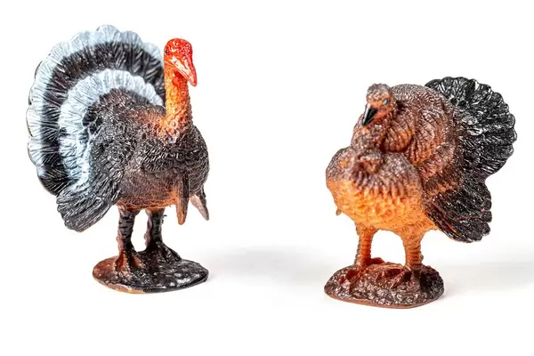 Zwei Putenfiguren auf weißem Hintergrund