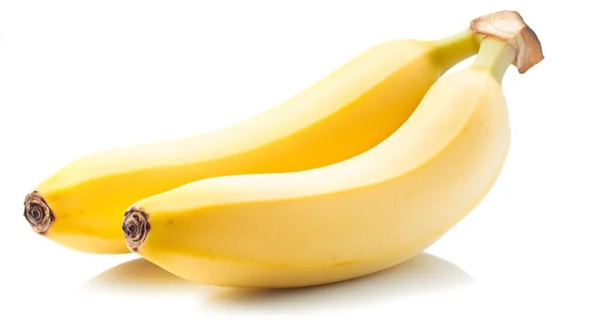 Zwei reife gelbe Bananen vor weißem Hintergrund