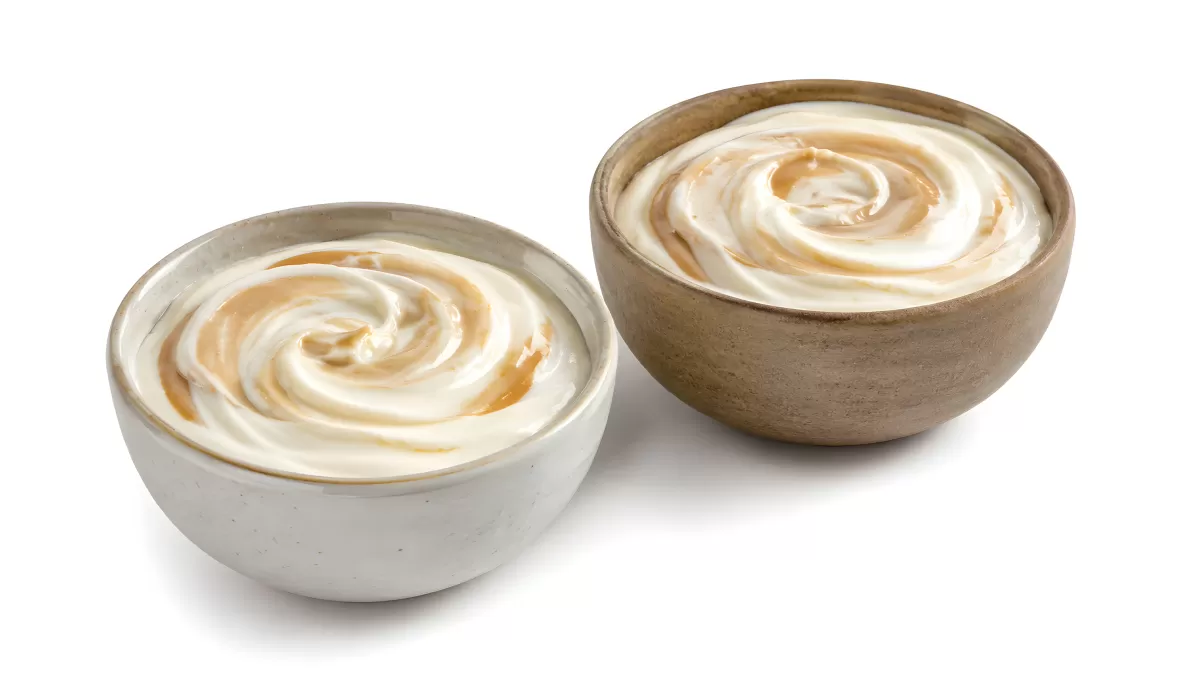 Zwei Schälchen mit Joghurt und Karamellswirl