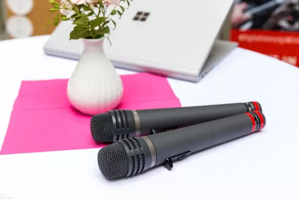 Zwei schnurlose Mikrofone auf dem Tisch