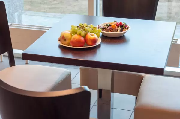 Zwei Schüsseln mit Obs und Süßigkeiten auf einem Tisch