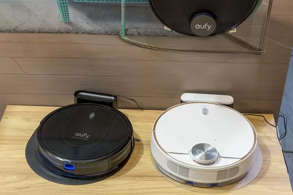 Zwei Staubsauger-Roboter in schwarz und weiß: eufy Smart Home Simplified Produkt Robovac 35C