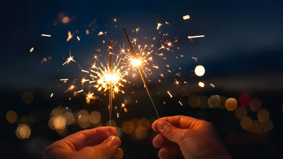 Zwei Wunderkerzen leuchten in der Silvesternacht
