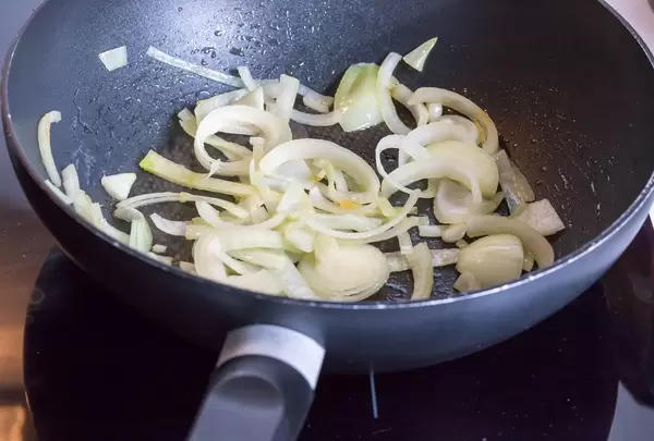 Zwiebeln andünsten