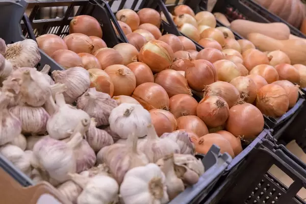 Zwiebeln und Knoblauch am Timeout Market in Lissabon