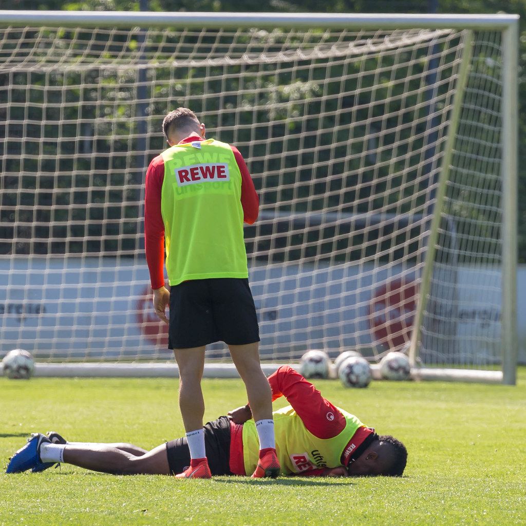 1. FC Köln Stürmer Jhon Cordoba veletzt sich beim ersten Training mit dem neuen Trainergespann um André Pawlak und Manfred Schmid