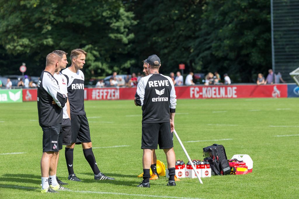 1. FC Köln Trainer Alexander Bade, Manfred Schmid und Peter Stöger beim Training