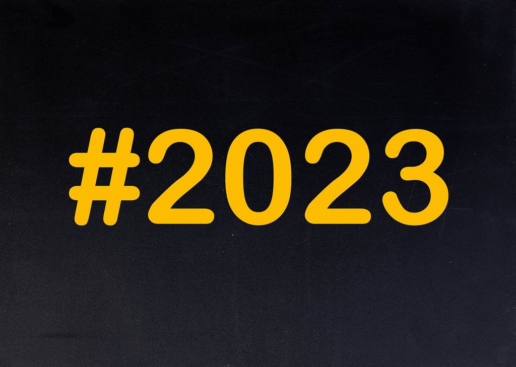 2023-mit-hashtag-auf-einer-schwarzen-tafel-geschrieben-creative