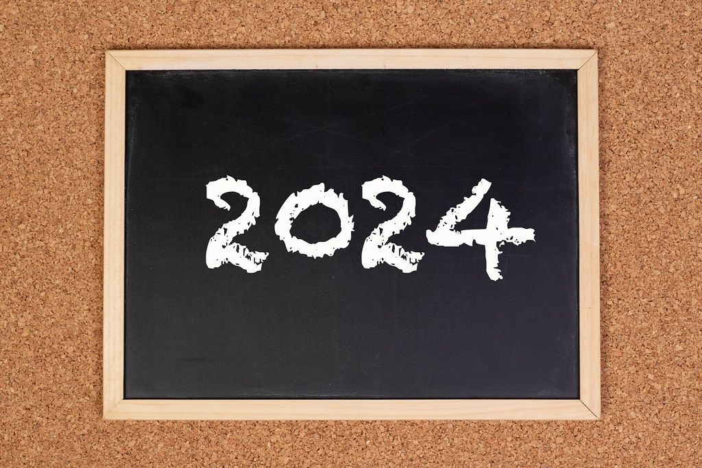 2024-auf-einer-schwarzen-gerahmten-tafel-geschrieben-creative