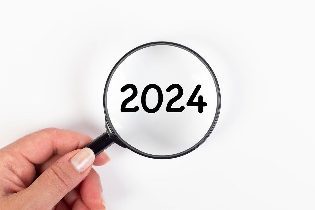 2024 under magnifying glass Creative Commons Bilder