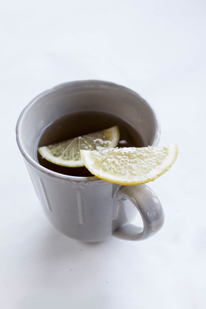 A cup of tea and a lemon slice