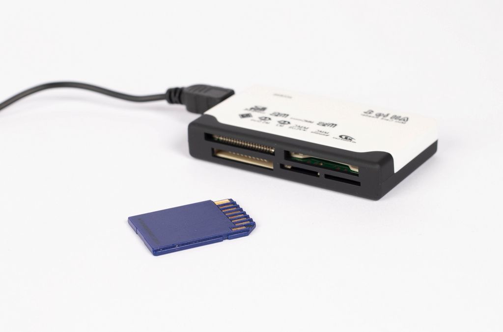 A multi card reader with usb cable (Flip 2019) (Flip 2019) Flip 2019