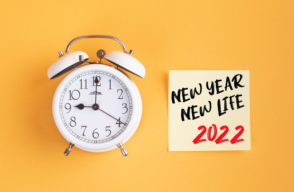 Alarm clock with handwritten text New Year New Life 2022