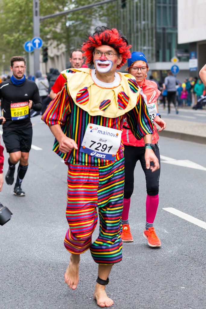 Als Clown gekleideter Läufer läuft barfuß - Frankfurt Marathon 2017