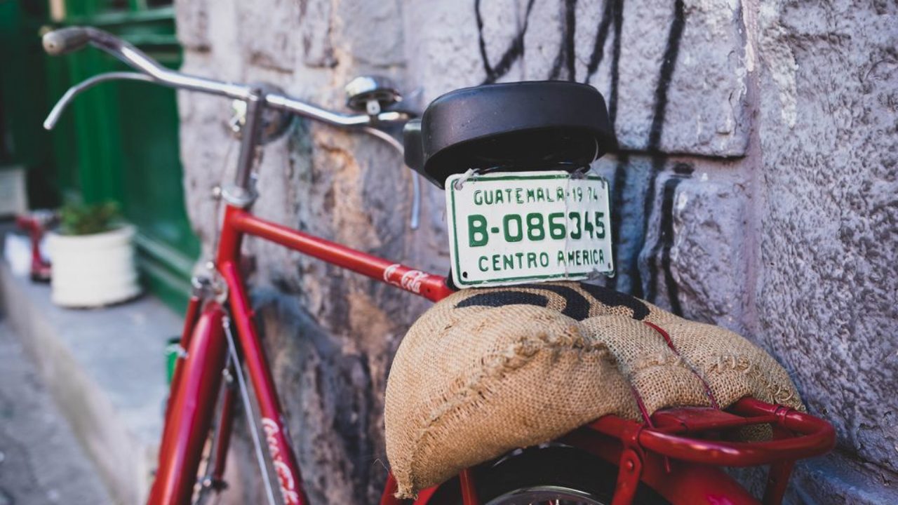 Altes Rotes Fahrrad Mit Nummernschild Aus Guatemala Und Jutesack Lehnt An Steinmauer Creative Commons Bilder