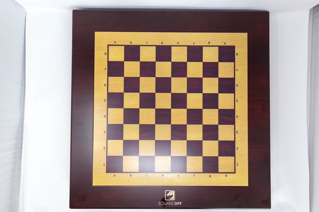 Ansicht von oben des gesamten batteriebetriebenen Schachbretts aus Holz von Square Off, spielbar gegen künstliche Intelligenz