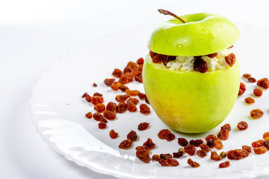 Apple stuffed with cottage cheese and raisins-a healthy dessert (Flip 2019)