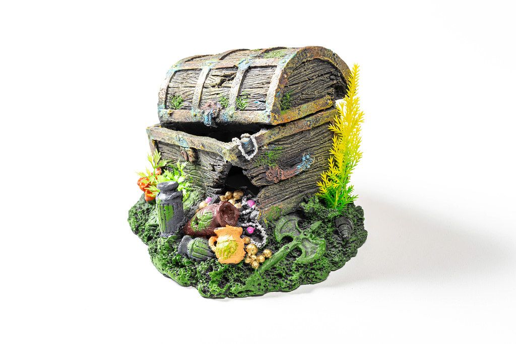 Aquarium decor made from open old chest with treasures (Flip 2019)