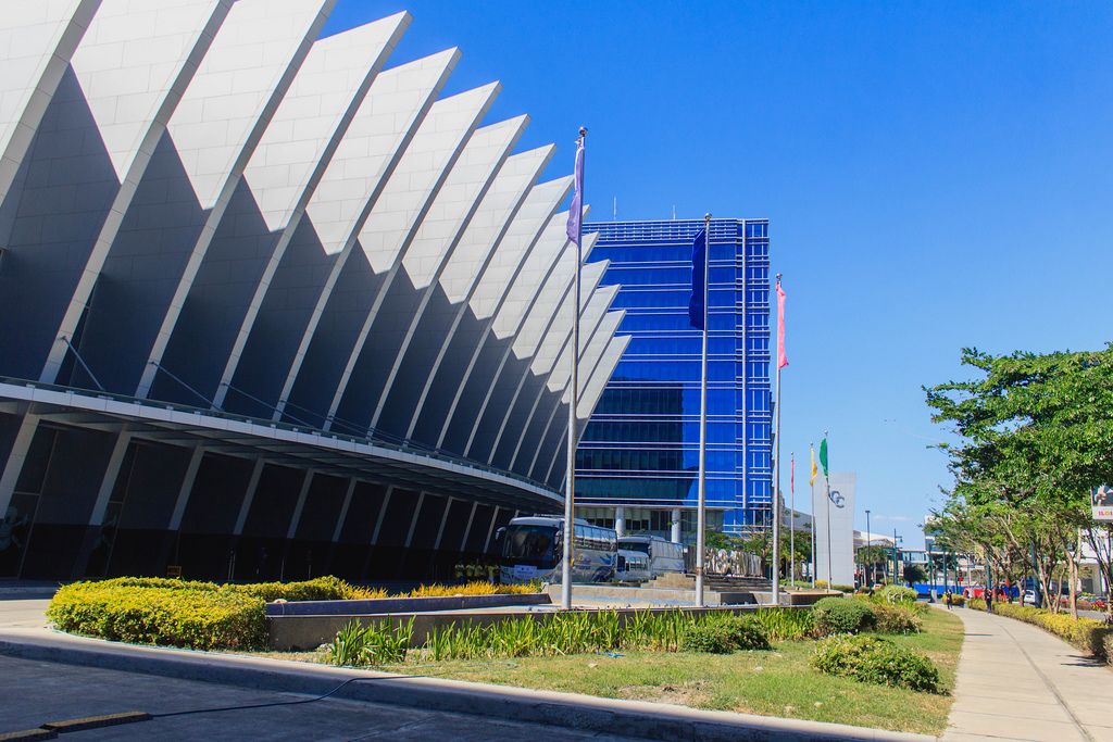 Architektonisches Design der Außenfassade des Kongresszentrums in Iloilo auf den Philippinen