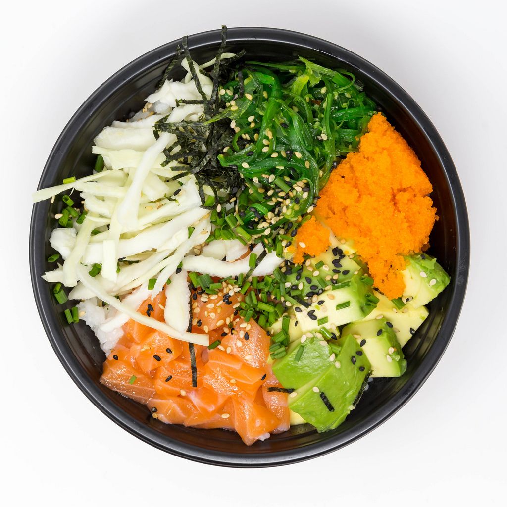 Asia Food - Poke Bowl Lachs Teriyaki - mit Sushireis, Lachs, Avocado, Krautsalat, Wakame Salat, Wasago, Nori, Teriyaki-Sauce, Soja-Sauce, Sesam und Schnittlauch