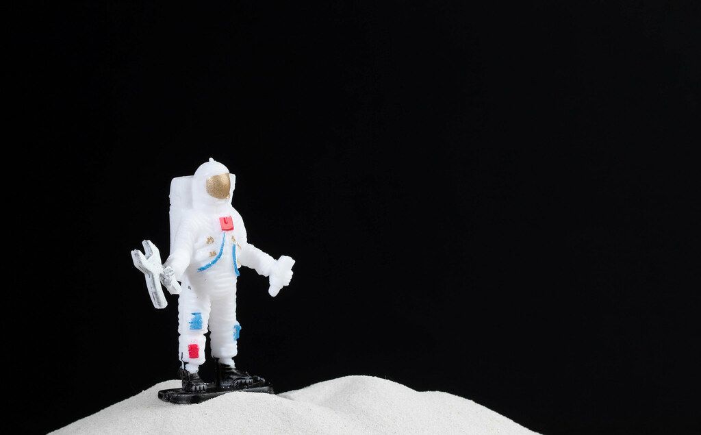 Astronaut steht auf dem Mond