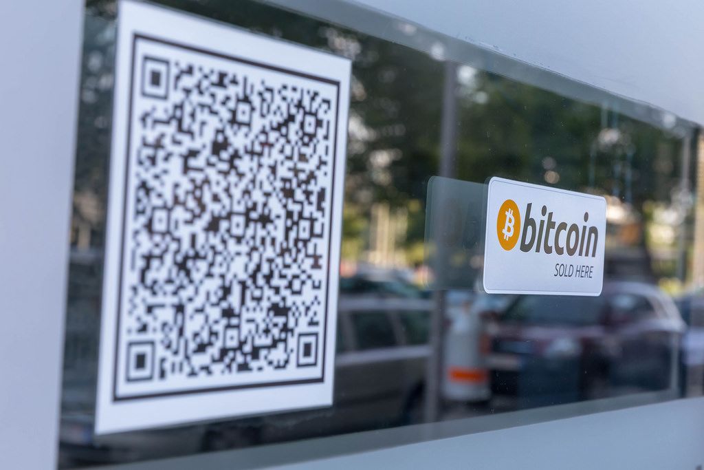 Aufkleber Bitcoin sold here und Barcode auf einem Fenster