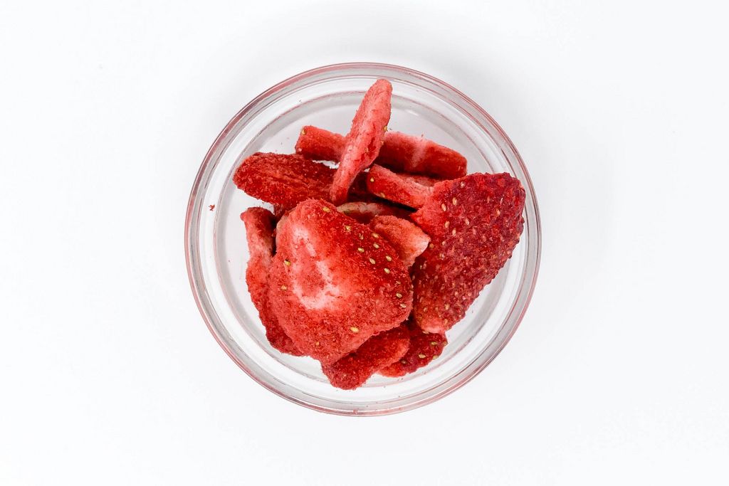 Aufsicht - Lio Bites - getrocknete Bio Erdbeeren in Glasschale auf weißem Hintergrund
