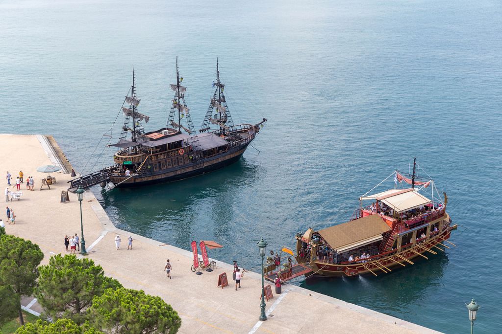 Ausflugsschiffe in Form einer Trireme und eines Segelschiffes in Thessaloniki