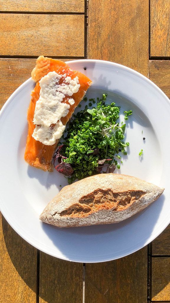 Ausgewogenes Mittagessen mit Fisch - Räucherlachs, Lauchzwiebelsalat ...