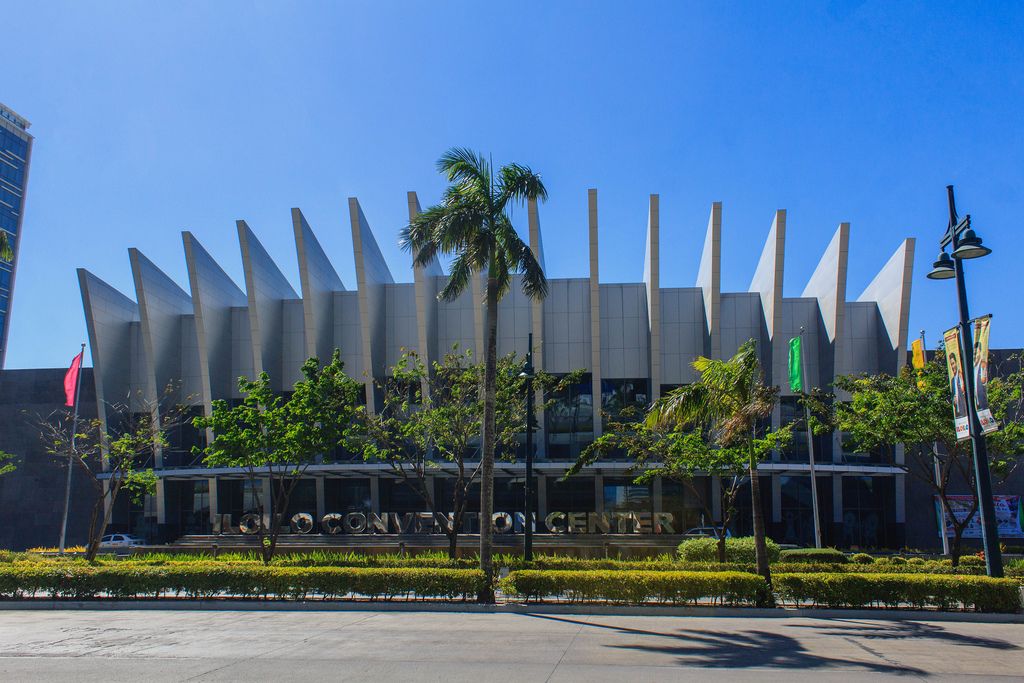 Außenansicht des Kongresszentrums im Iloilo Business Park, hinter Palmen, auf den Philippinen