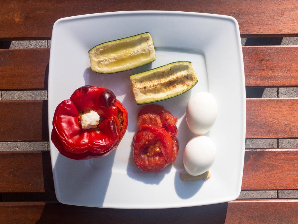 Backofen-Gemüse: Gefüllte Paprika, Zucchini, Tomaten und Eier mit Senf