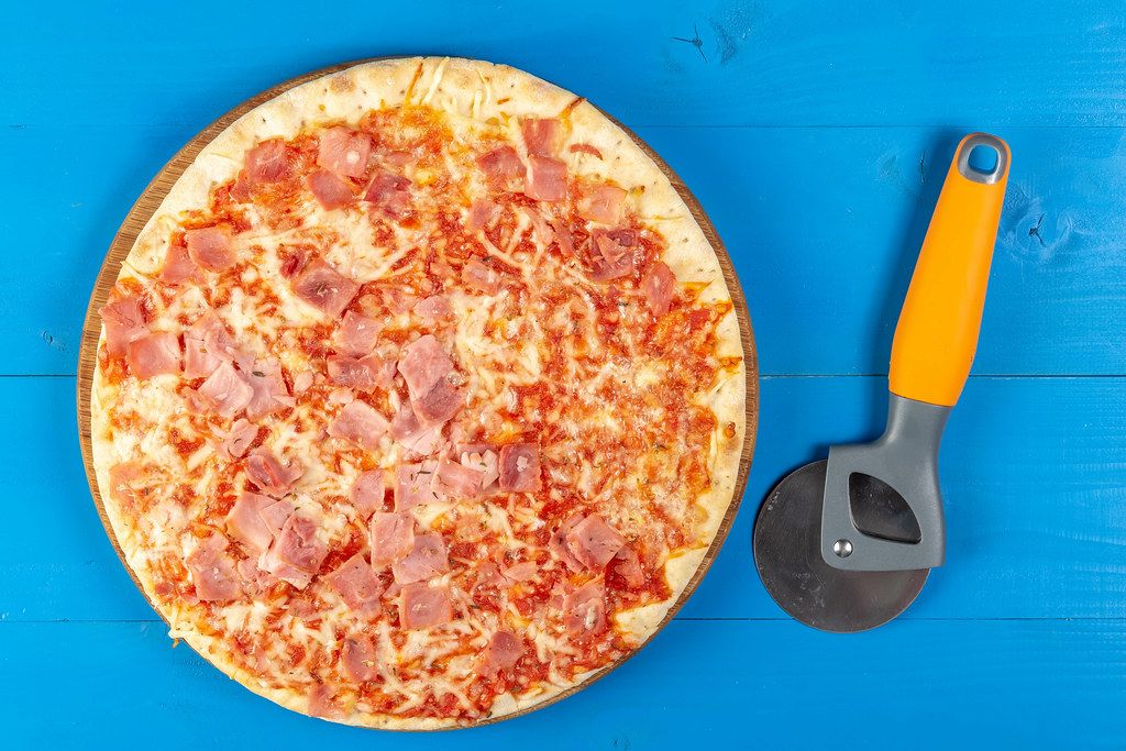 Baked Pizza with Ham and pizza round knife (Flip 2019)