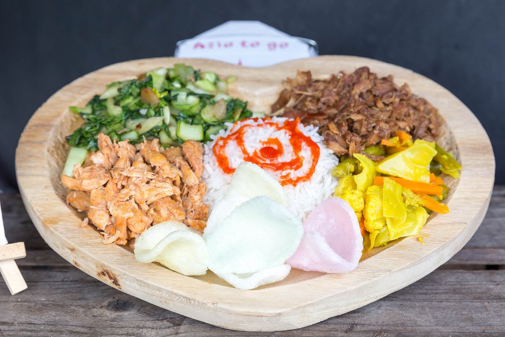 Bali Teller: rice, vegetables in curry sauce, chard and two kinds of meat