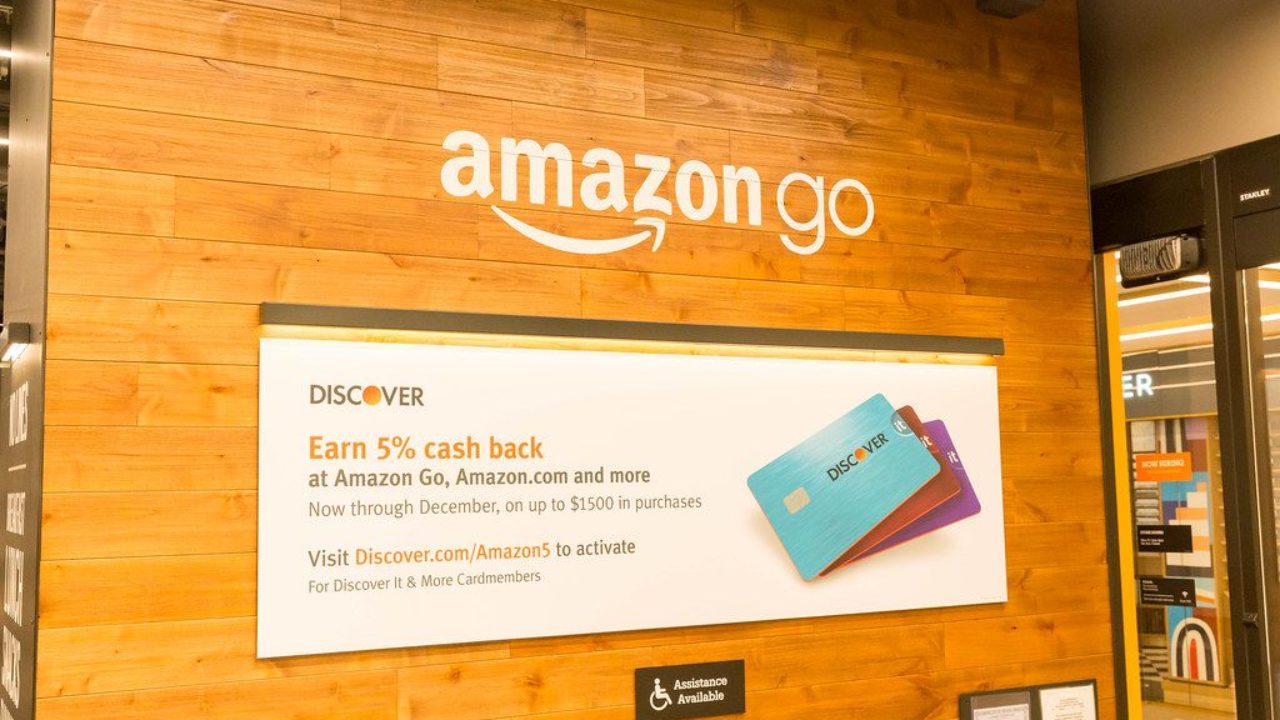 banner with discover it cash back promotions at the amazon