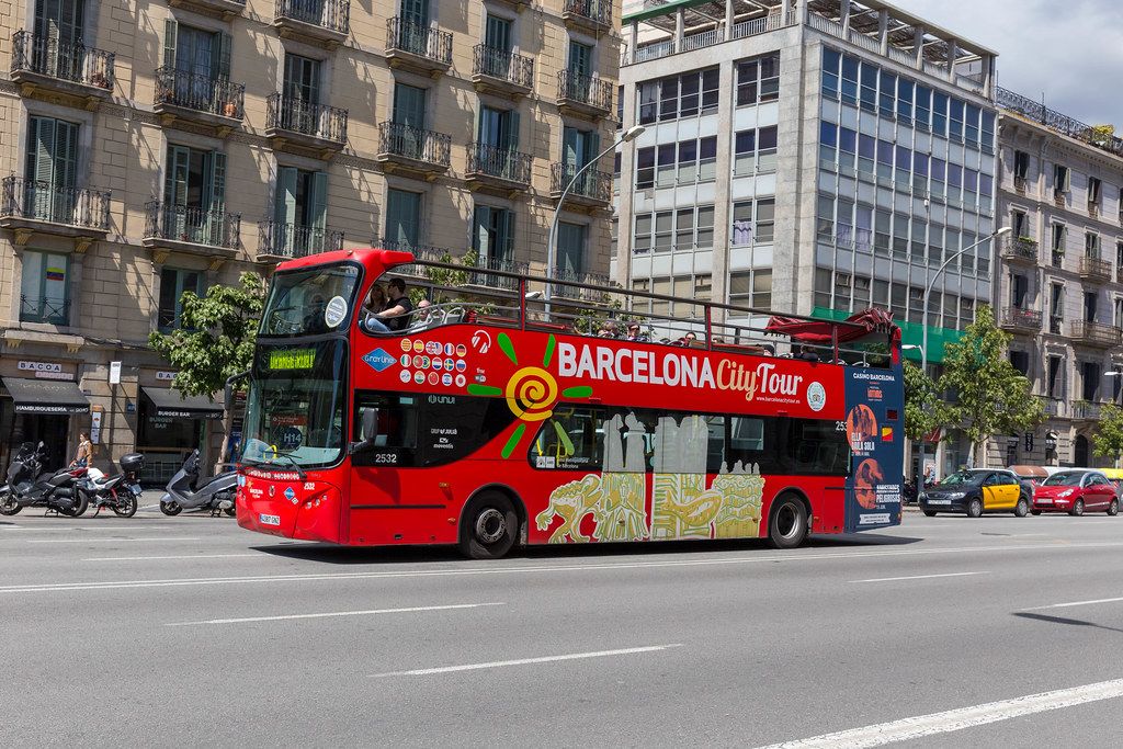 Barcelona City Tour - Bus für Touristenfahrten und Sightseeing am Pla de Palau in der spanischen Stadt Kataloniens