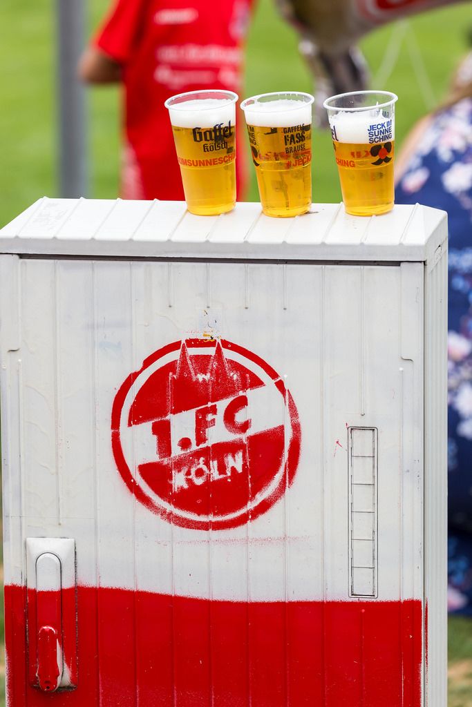 Becher mit Gaffel Kölsch auf einem Schrank mit 1. FC Köln Logo