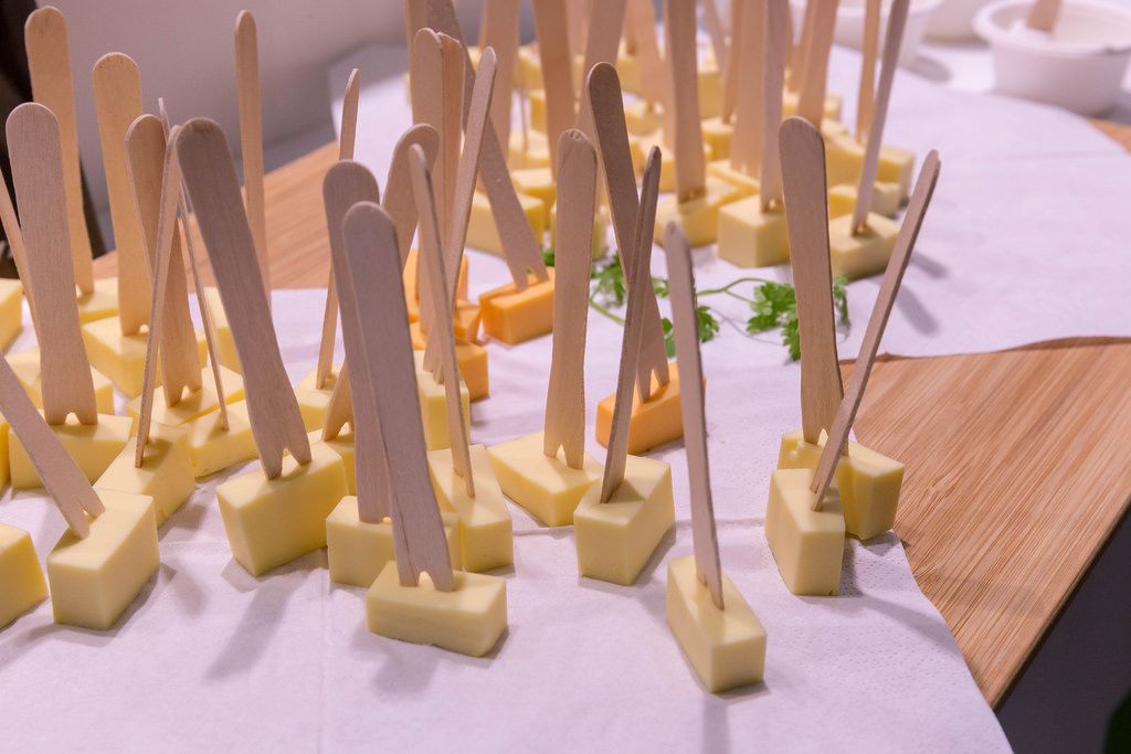 Bedda vegane Käseproben mit Holzpieksern auf einer Messe