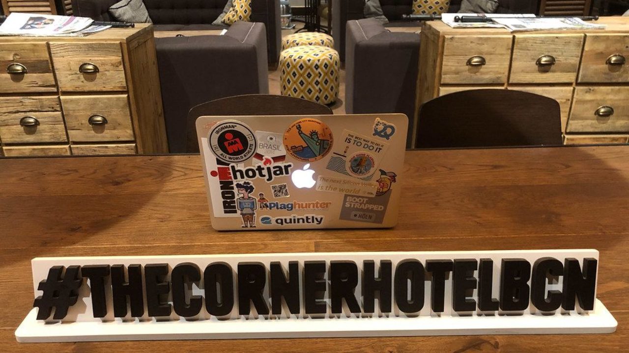 Beklebtes Macbook Auf Einem Holztisch In Der Lounge Vom The Corner