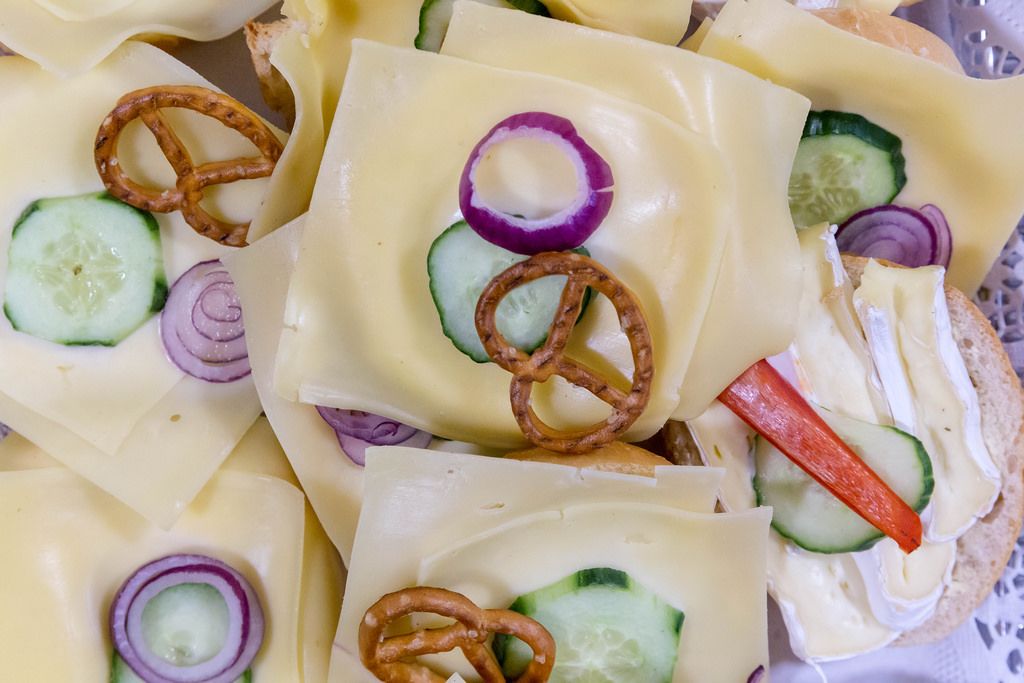 Belegte Brötchen mit Käse, Gurke, Bretzel und roter Zwiebel - Creative ...